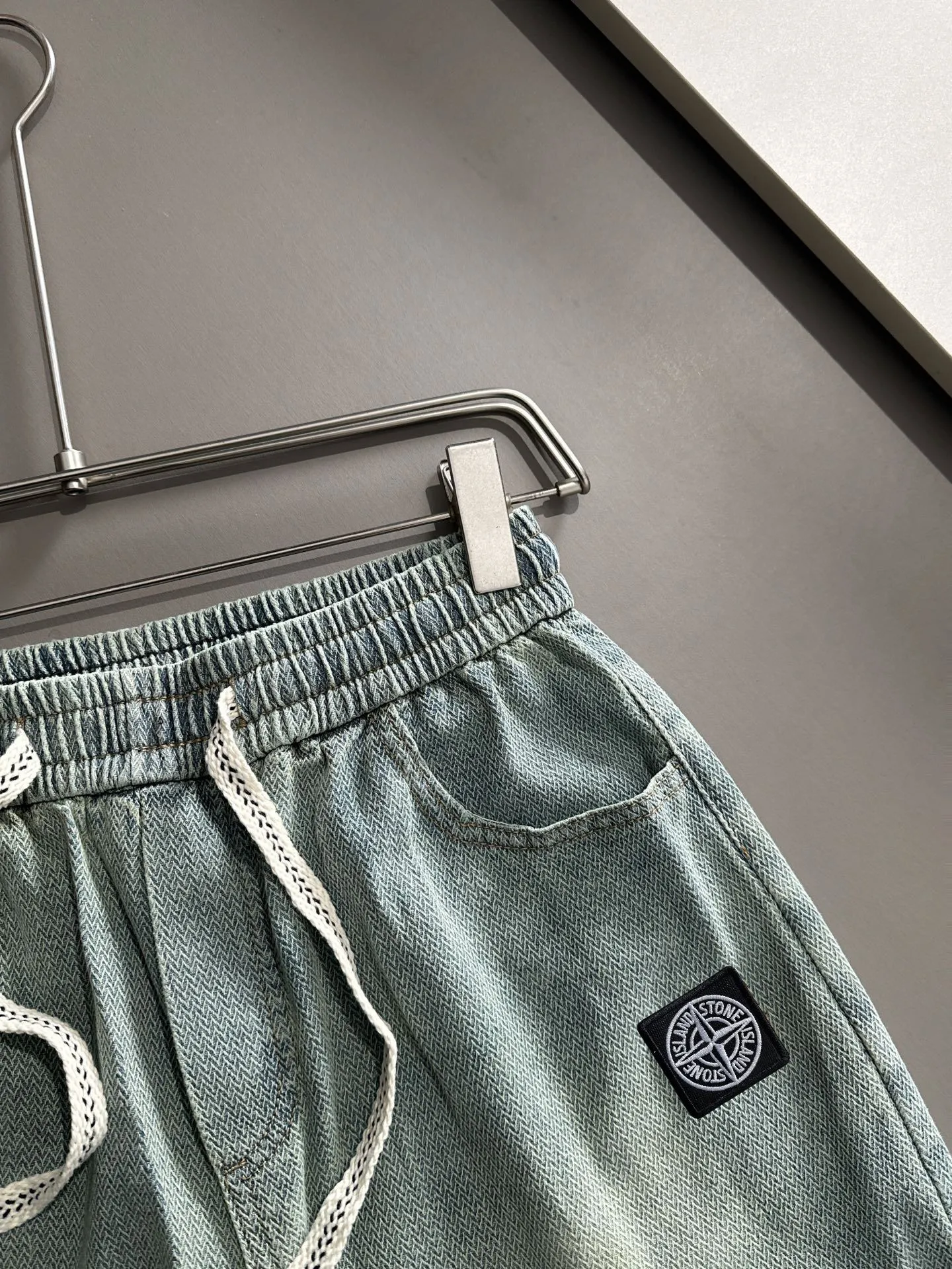 🅿️330 Stone Island 2025 summer new jeans denim shorts are woven from imported Japanese Denim plain cotton denim fabrics. They have three standards. The top stonewashing process makes the texture reach the old taste of the 1980s. It is soft, delicate, comfortable and breathable. The color has a modern and fashionable vicissitudes. The upper body is versatile and fashionable! Light luxury, a must-have item for daily commuting! Size: M-4XL (please state your height and weight when placing an order)